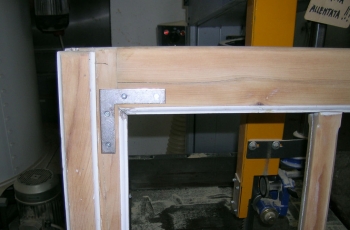 Manutenzione finestre con applicazione angoli di rinforzo